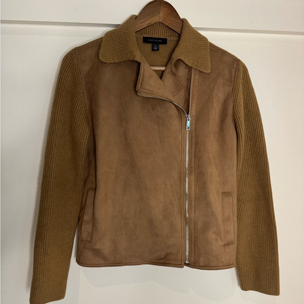 Ann Taylor Knit-Sleeve Faux Suede Moto Jacket – XS – Camel Tan - Picture 3 of 11